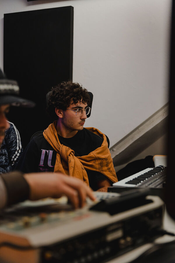 Studenti di Produzione Hip Hop durante una lezione in studio