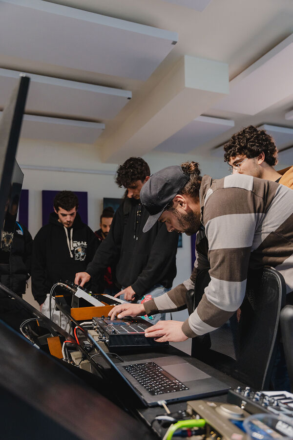 Studenti di Produzione Hip Hop durante una sessione di studio