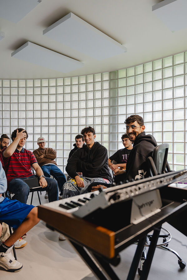Studenti durante una sessione in studio di Produzione Hip Hop