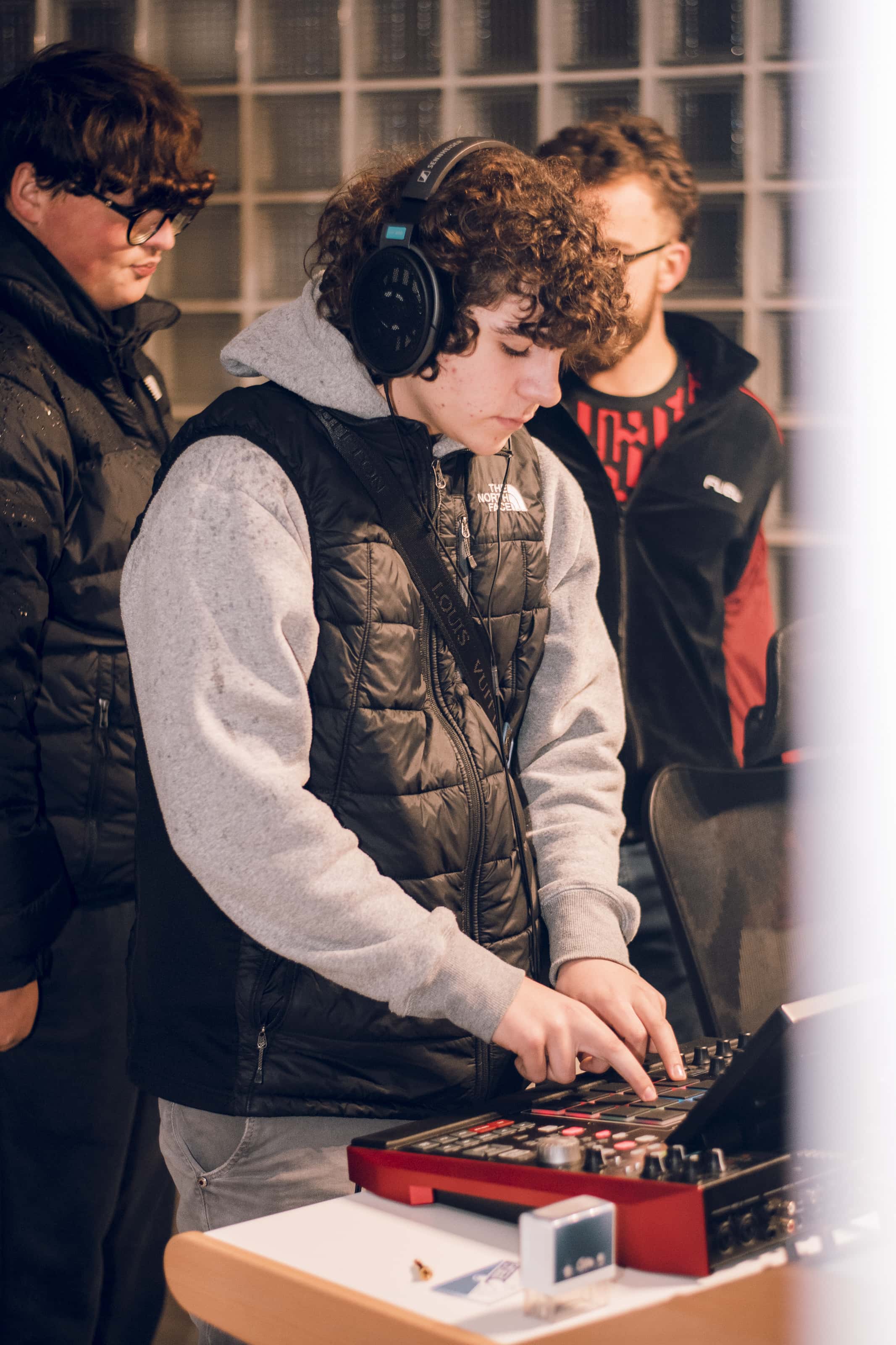 Sessione di produzione musicale in classe