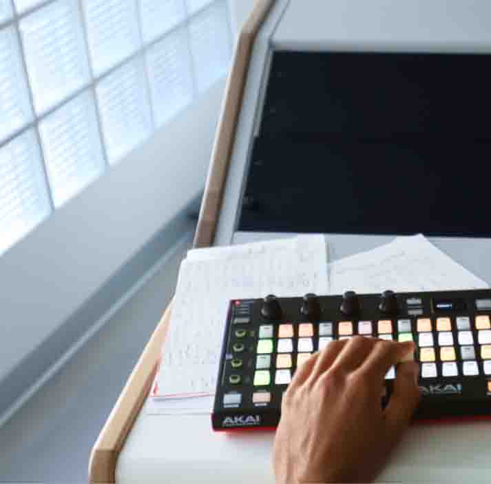 Studente al lavoro con controller AKAI nello studio di Produzione Hip Hop