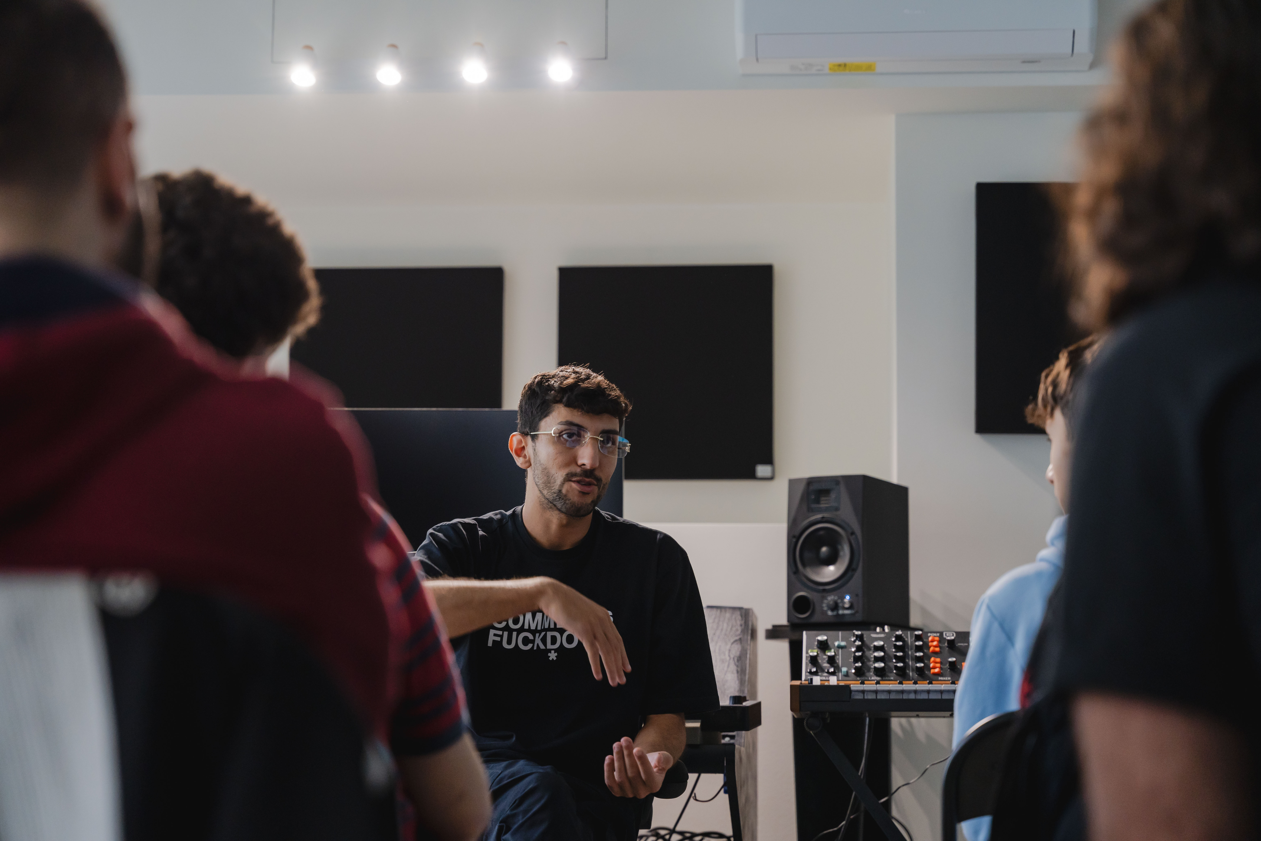 Simone Beretta al banco di missaggio nello studio di Produzione Hip Hop